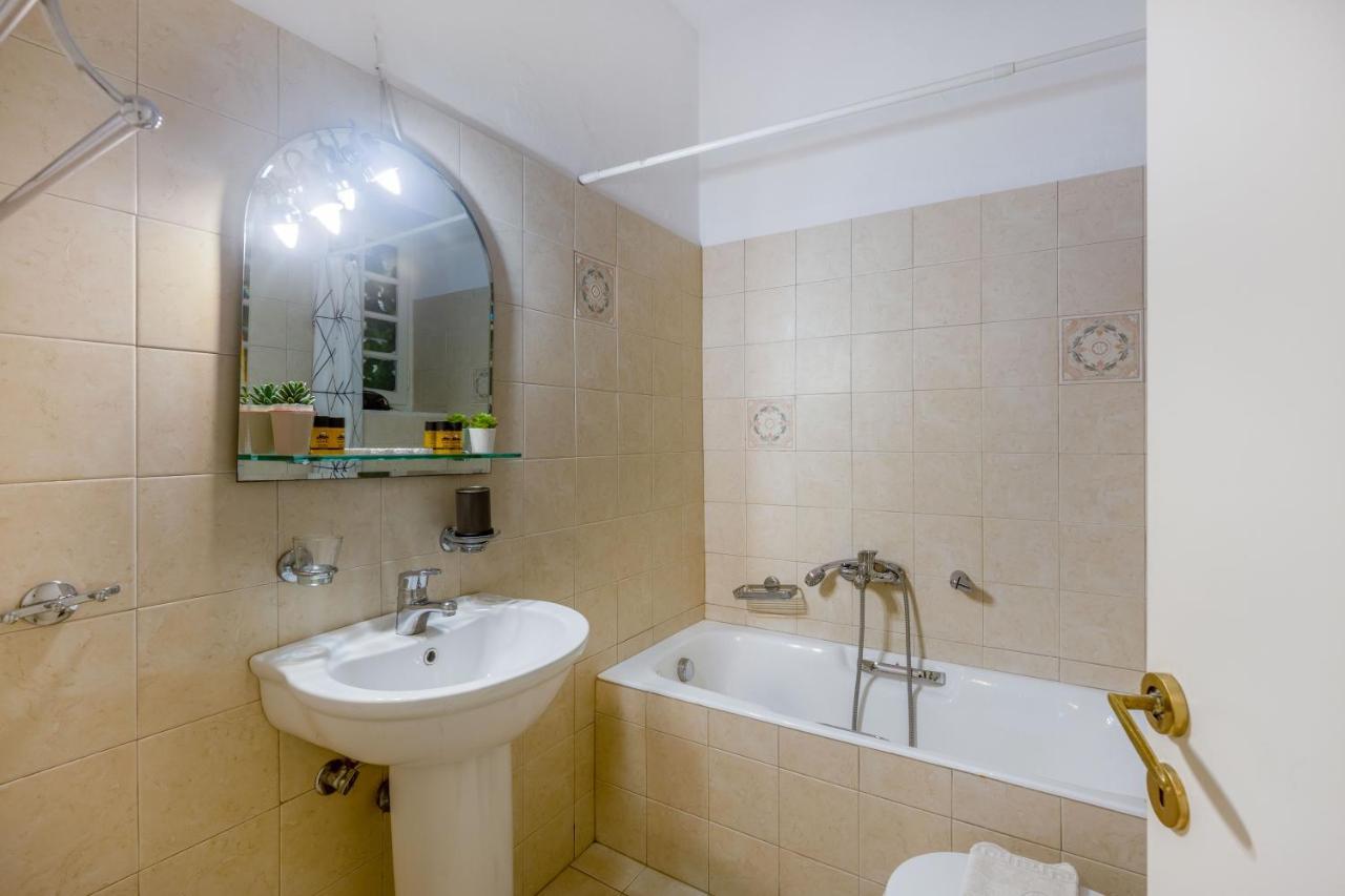 Charming Apartment In The Heart Of Plaka Athens Exterior photo